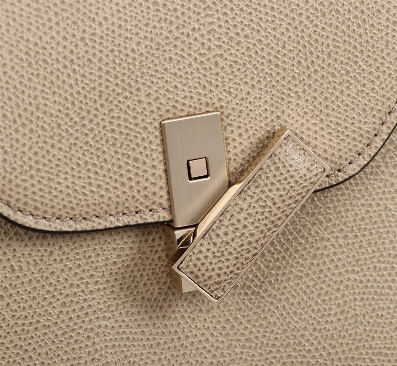 In stock 👉Original medium khaki, 👉Valextra Valextra Iside, known as Italian Hermès, is one of Valextra's most representative designs. There is no obvious logo, but the simple collective line design is very recognizable, full of architectural art, and shows a capable and intellectual style. It is made of imported palm-print lining cowhide, with up to five stitches of handwork, and the shiny oil edges test the skill of the craftsman. Medium size: 26cm【6627#】
